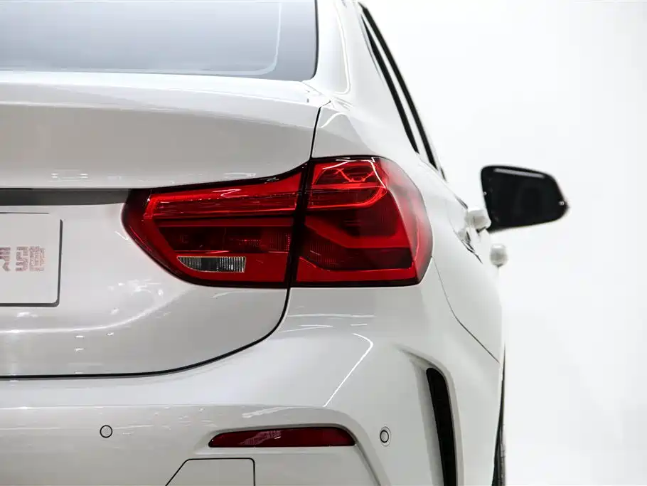 BMW 1 Series 2019 — фото 10