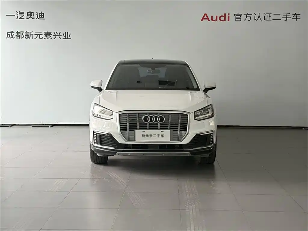 Audi Q2L e-tron 2020 — фото 2