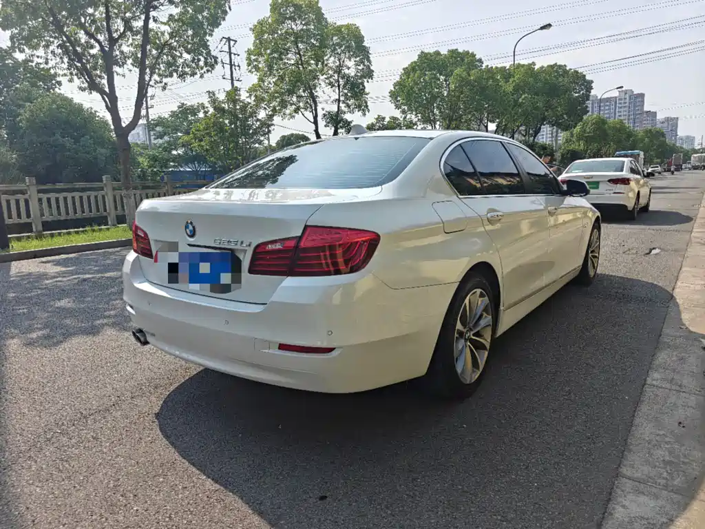BMW 5 Series 2017 — фото 10