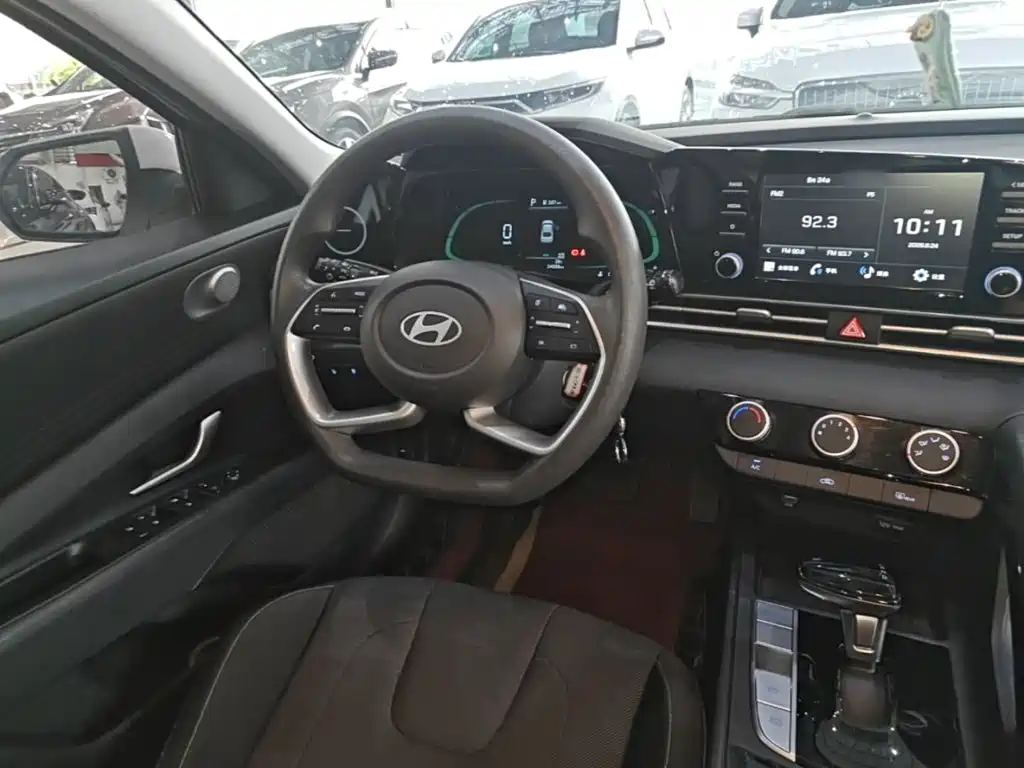 Hyundai Elantra 2025 — фото 11