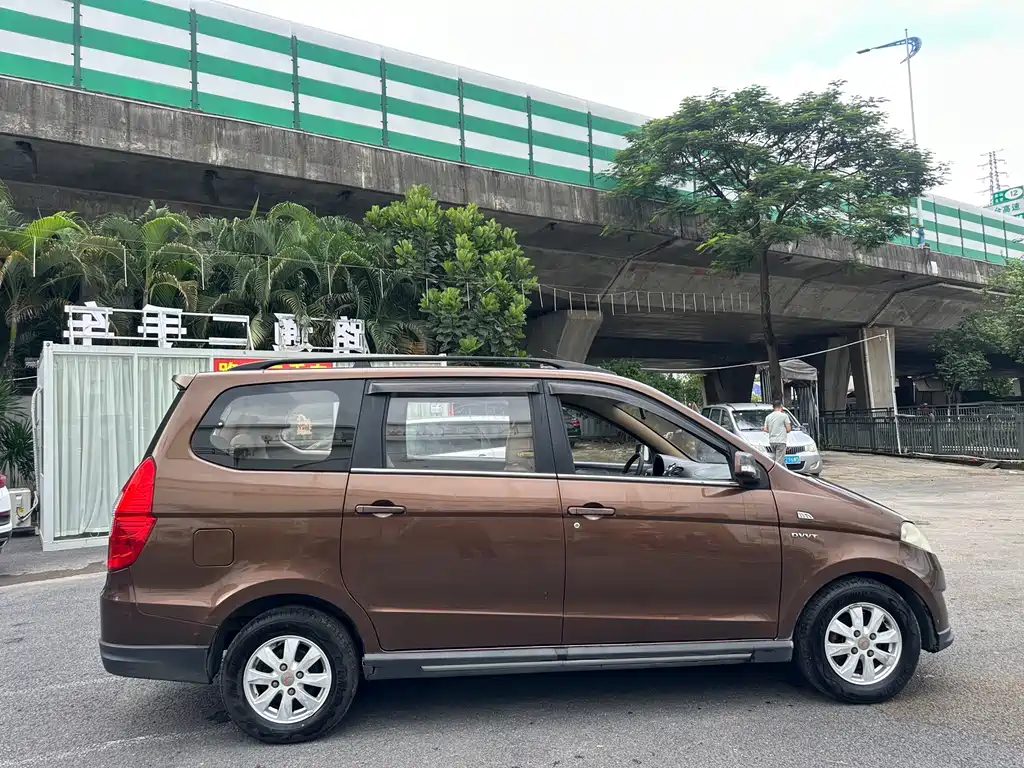 Wuling Hongguang 2014