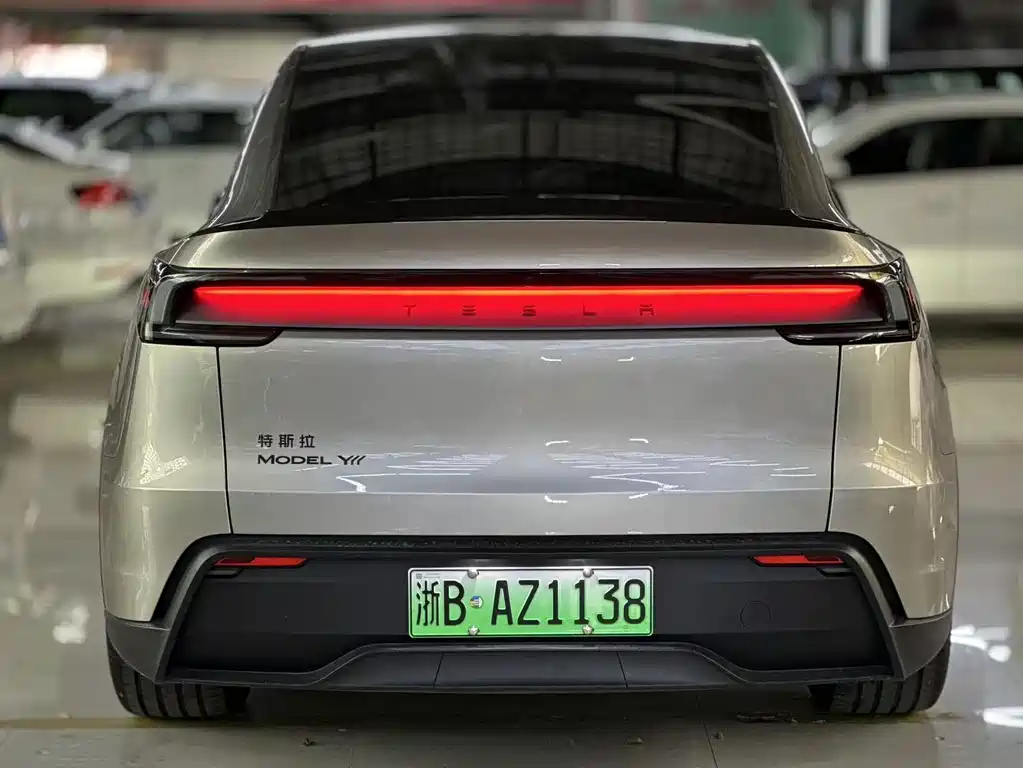 Tesla Model Y L 2025 — фото 8