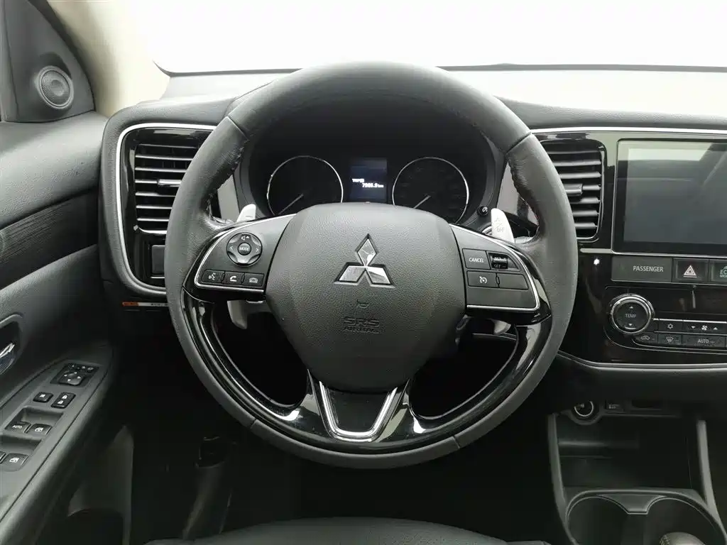 Mitsubishi Outlander 2017 — фото 11