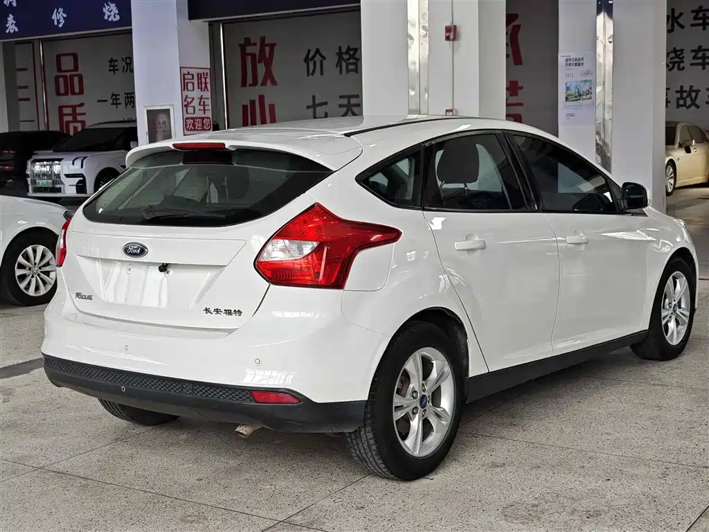 Ford Focus 2014 — фото 11
