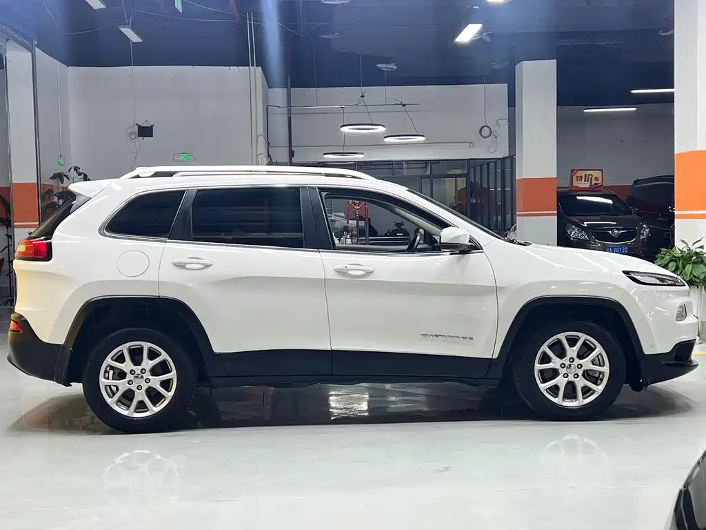 Jeep Cherokee 2016 — фото 8