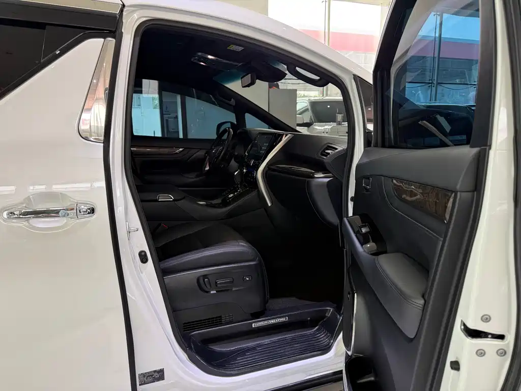 Toyota Vellfire 2023 — фото 10