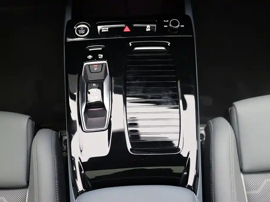 Audi Q6L e-tron 2025 — фото 9