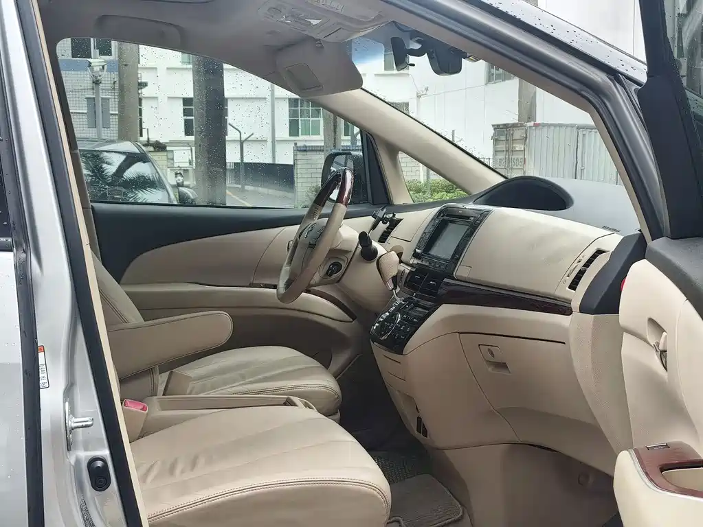 Toyota Previa 2015 — фото 9