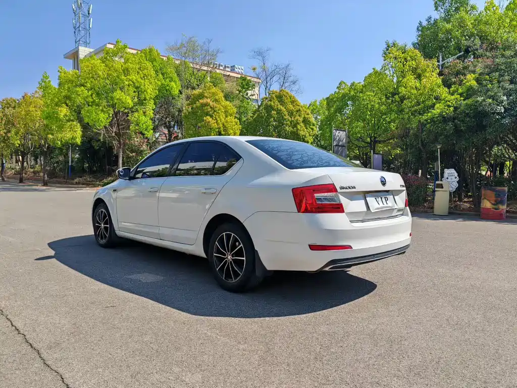 Skoda Octavia 2017 — фото 9
