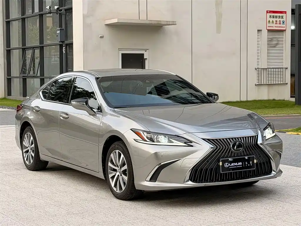 Lexus ES 2021