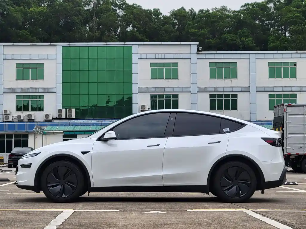 Tesla Model Y 2026 — фото 13