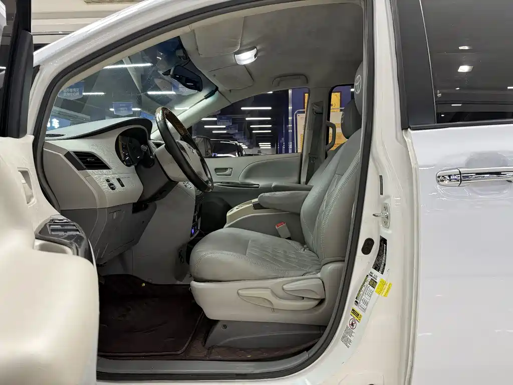 Toyota Sienna 2015 — фото 7