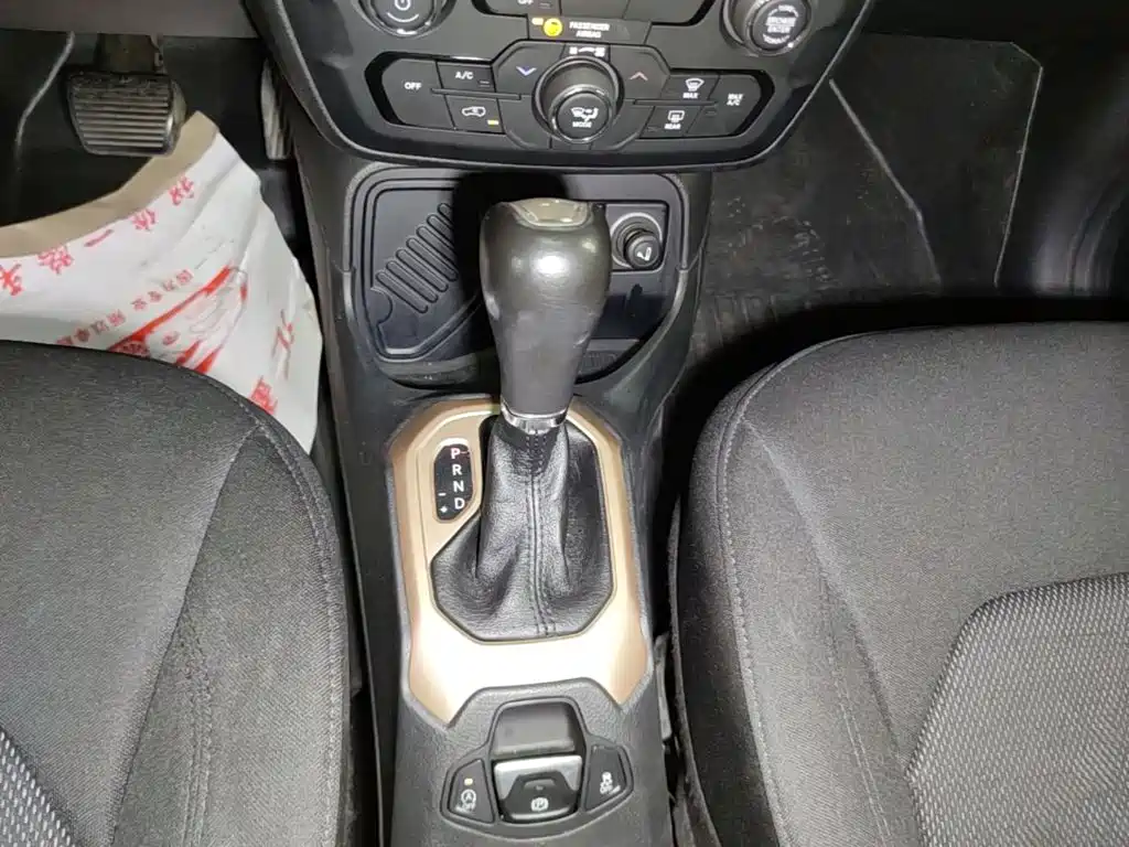 Jeep Renegade 2019 — фото 14