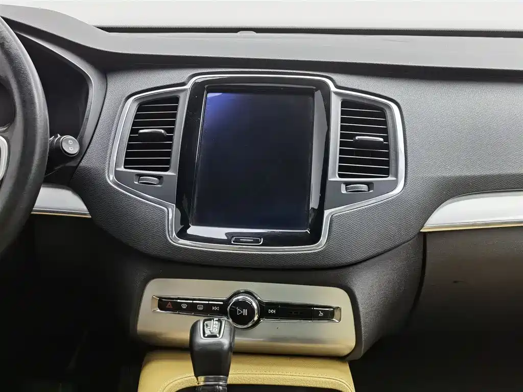 Volvo XC90 2018 — фото 12