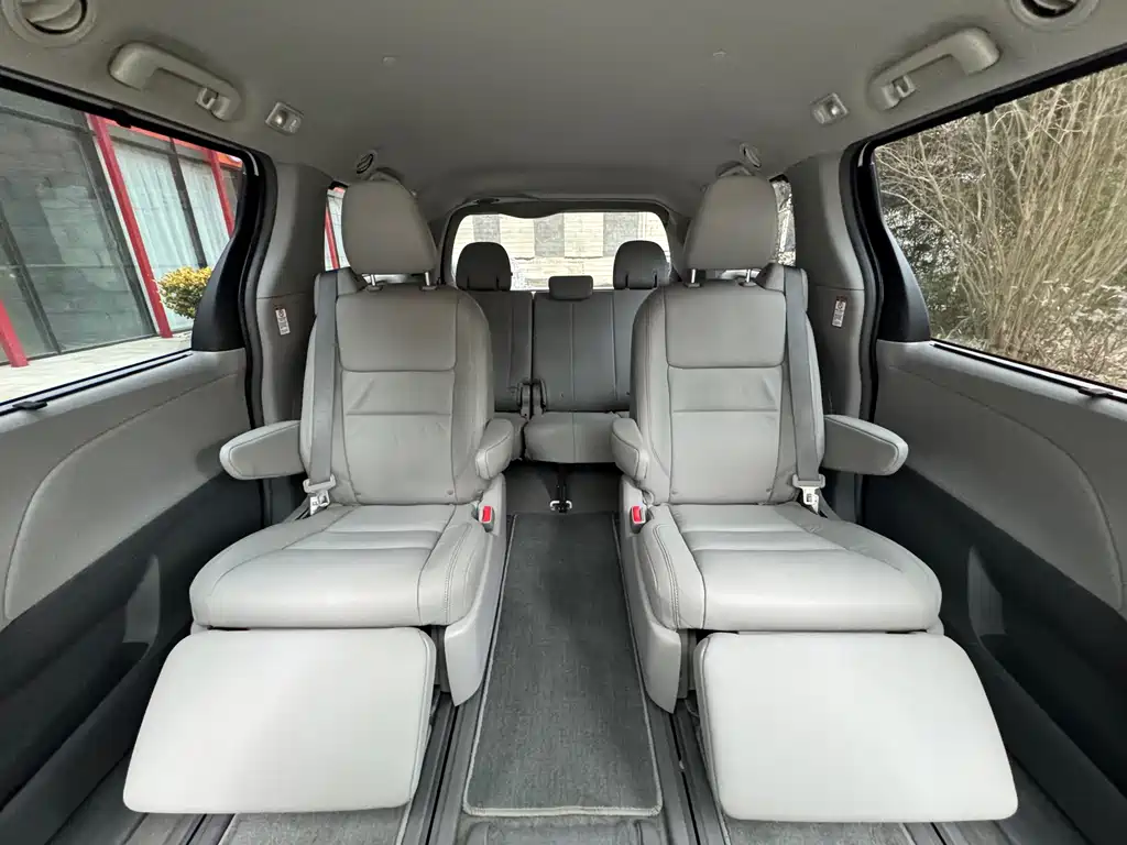 Toyota Sienna 2019 — фото 14