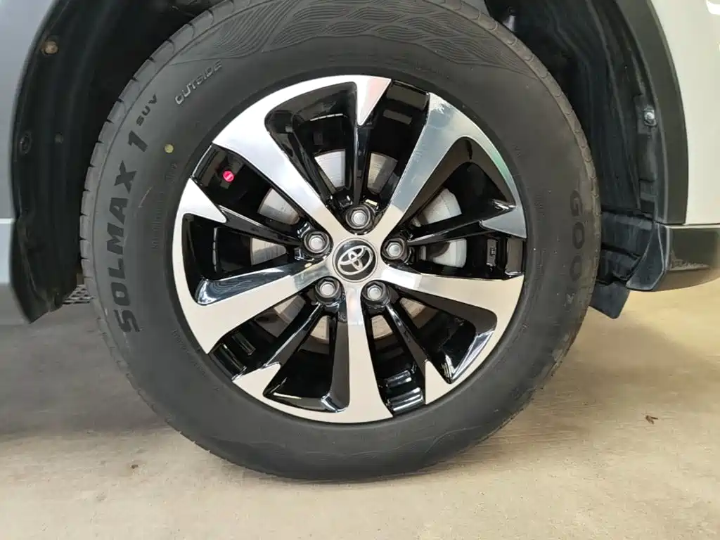 Toyota RAV4 2018 — фото 23