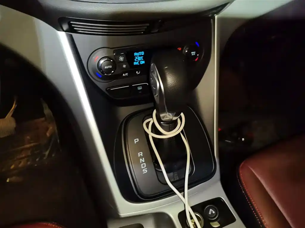Ford Kuga 2015 — фото 10