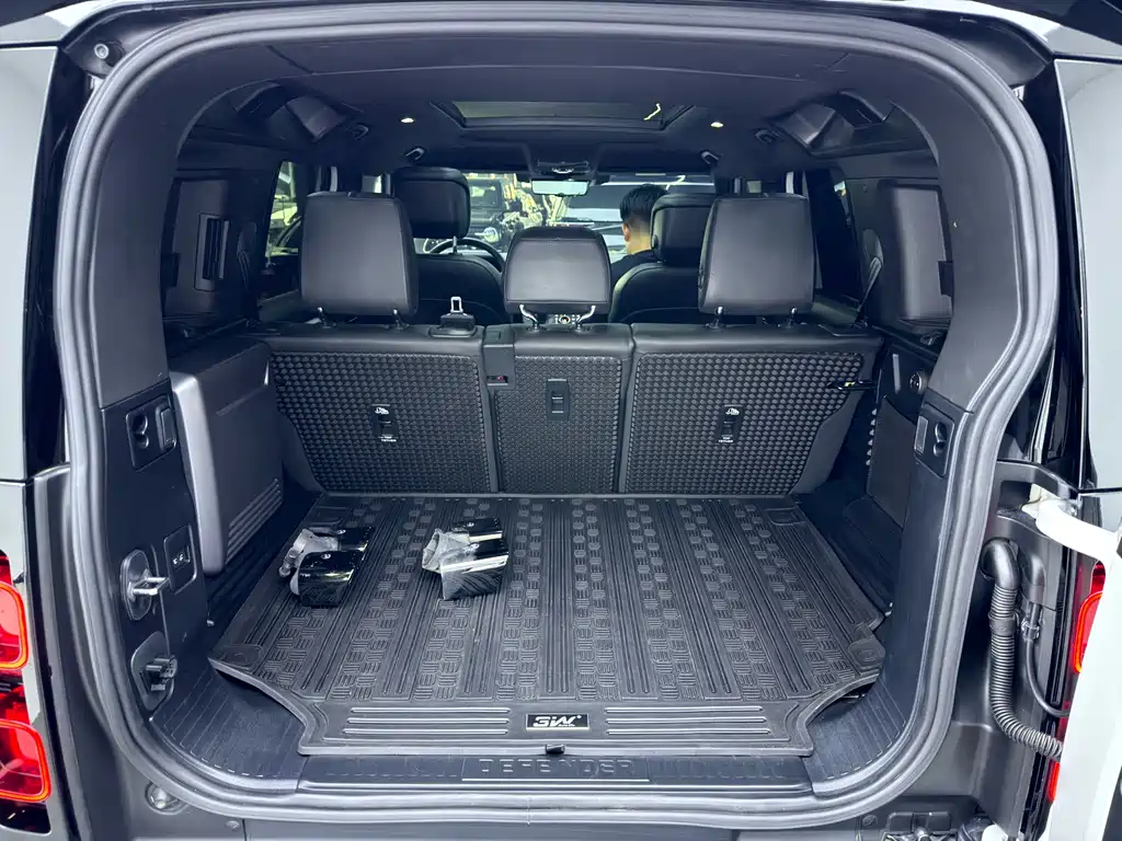 Land Rover Defender 2023 — фото 15