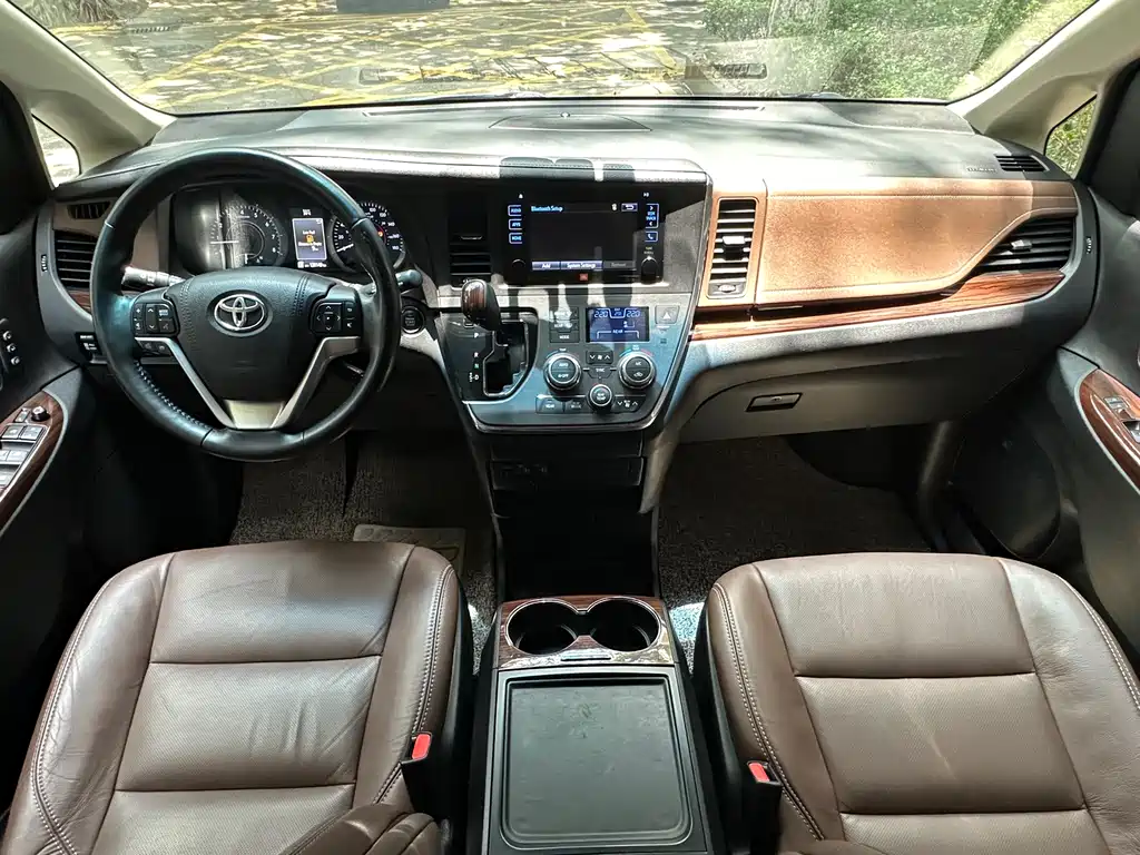 Toyota Sienna 2017 — фото 12