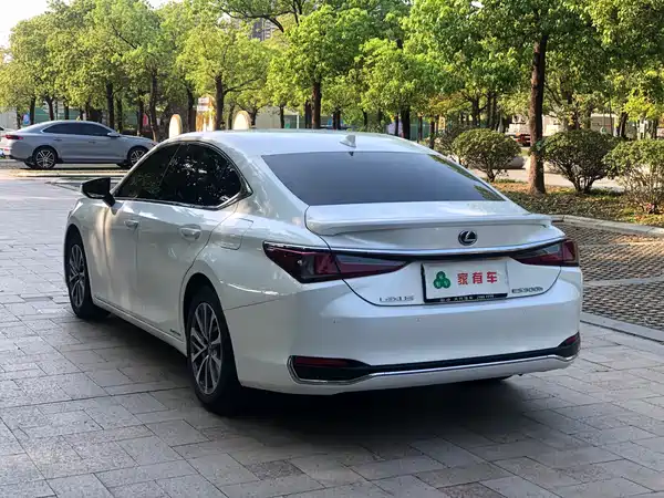Lexus ES 2021