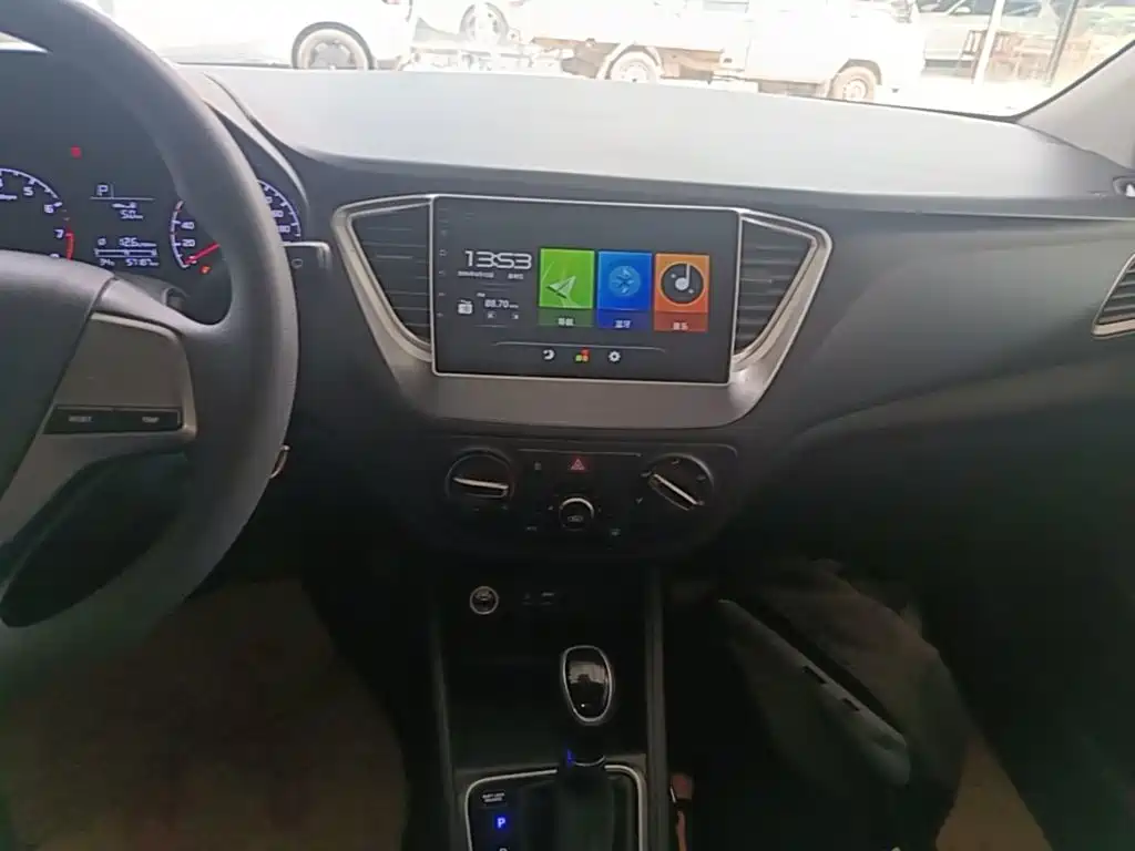 Hyundai Verna 2018 — фото 13