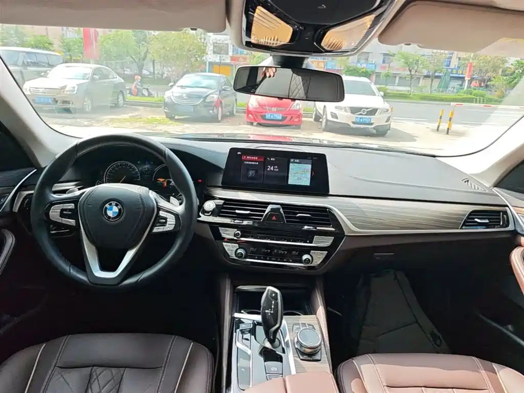 BMW 5 Series 2018 — фото 10