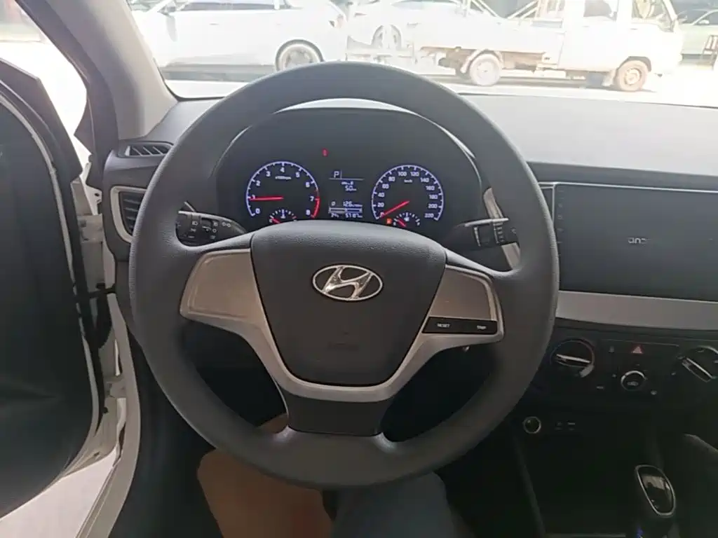 Hyundai Verna 2018 — фото 11
