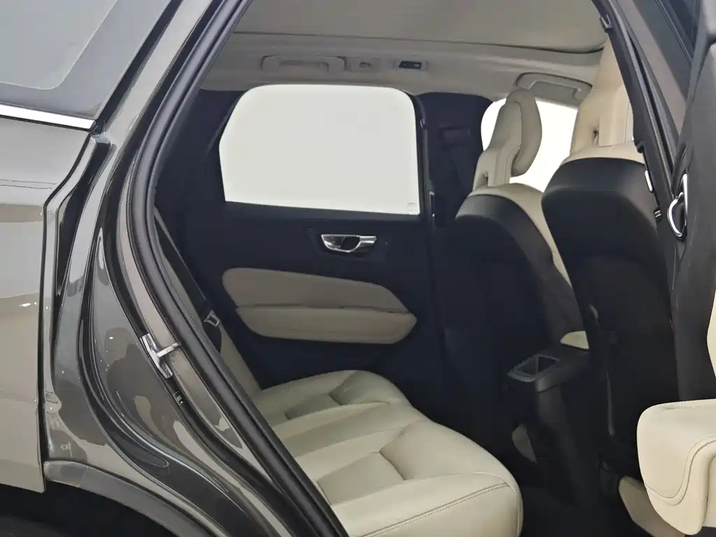 Volvo XC60 2018 — фото 23