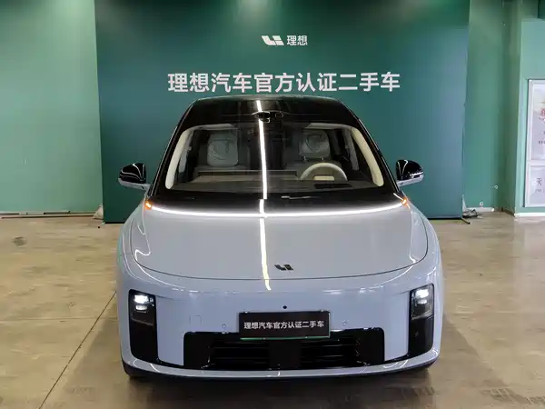 Li Auto i8 2025
