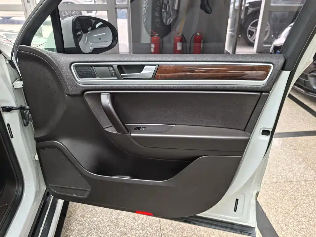 Volkswagen Touareg 2015 — фото 16