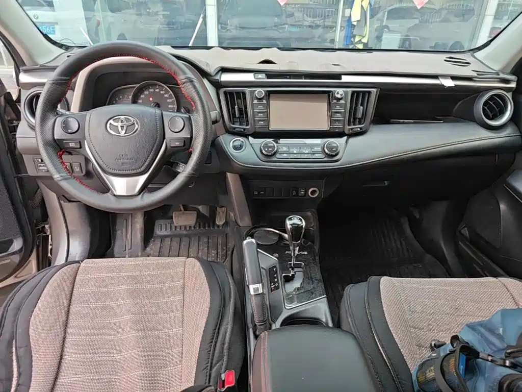 Toyota RAV4 2017 — фото 10