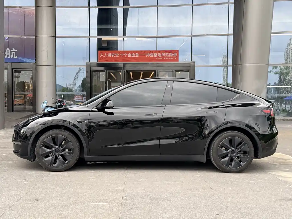 Tesla Model Y 2024 — фото 4