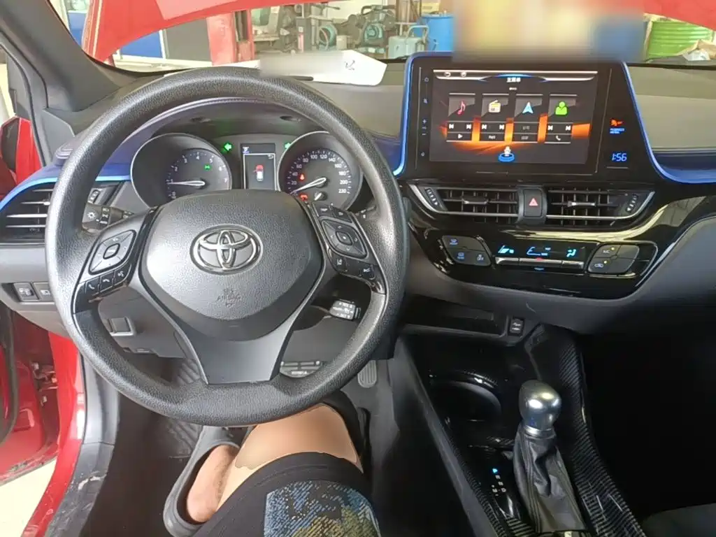 Toyota C-HR 2019 — фото 10