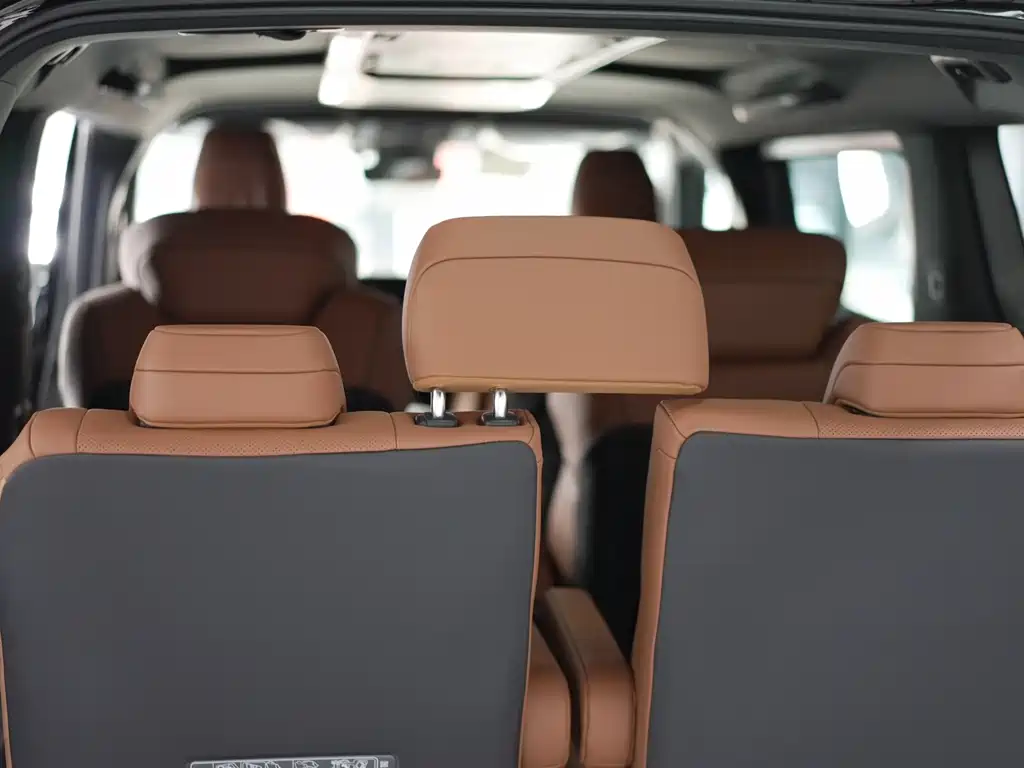Toyota Alphard 2023 — фото 19
