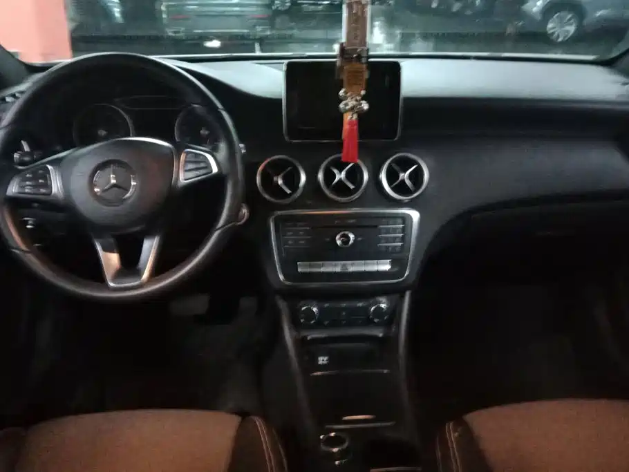 Mercedes-Benz A-Class 2017 — фото 12