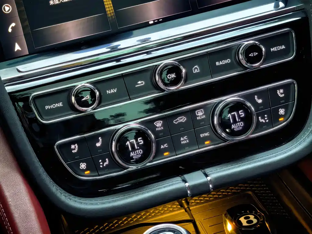 Bentley Bentayga 2023 — фото 17