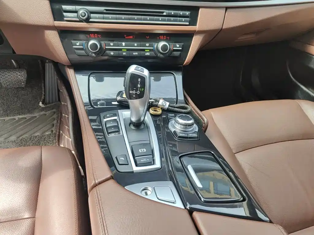 BMW 5 Series 2017 — фото 14