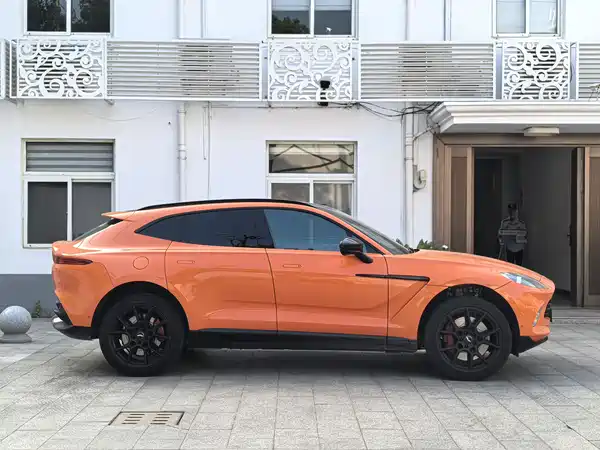 Aston Martin DBX 2022
