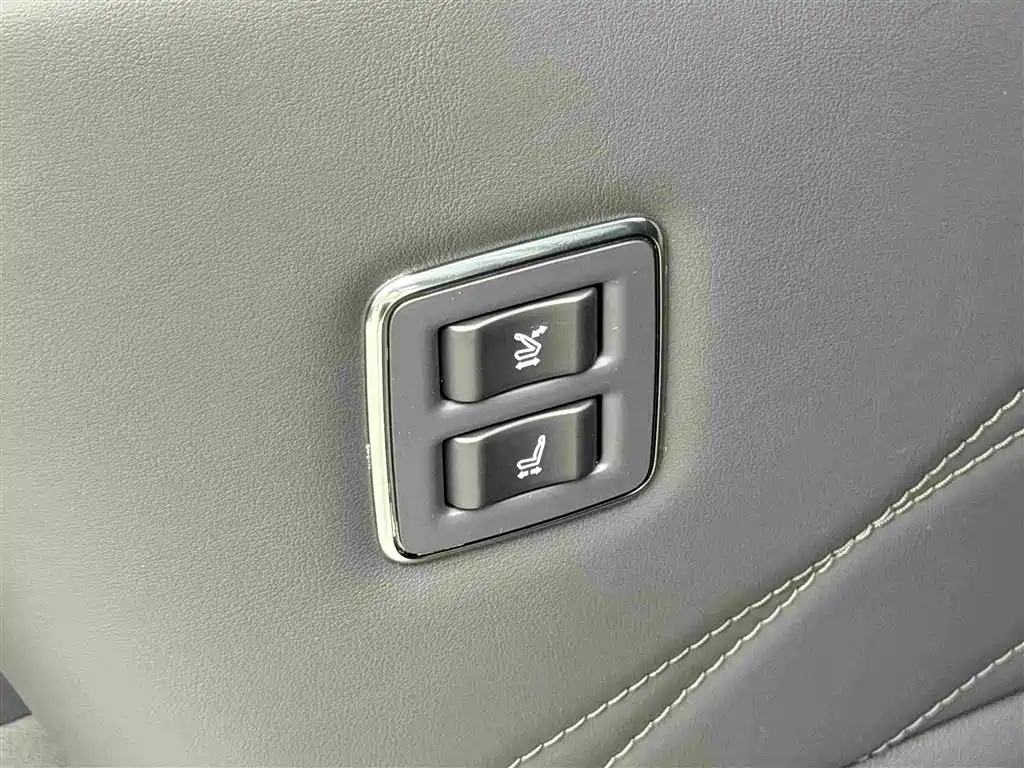 Toyota Alphard 2023 — фото 18