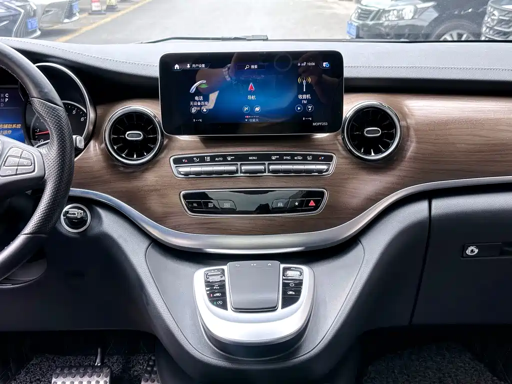 Mercedes-Benz V-Class 2022 — фото 20