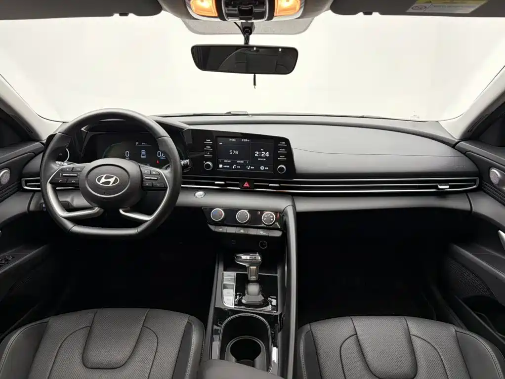 Hyundai Elantra 2023 — фото 19