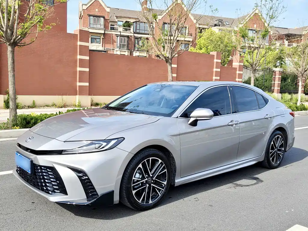 Toyota Camry 2025 — фото 1
