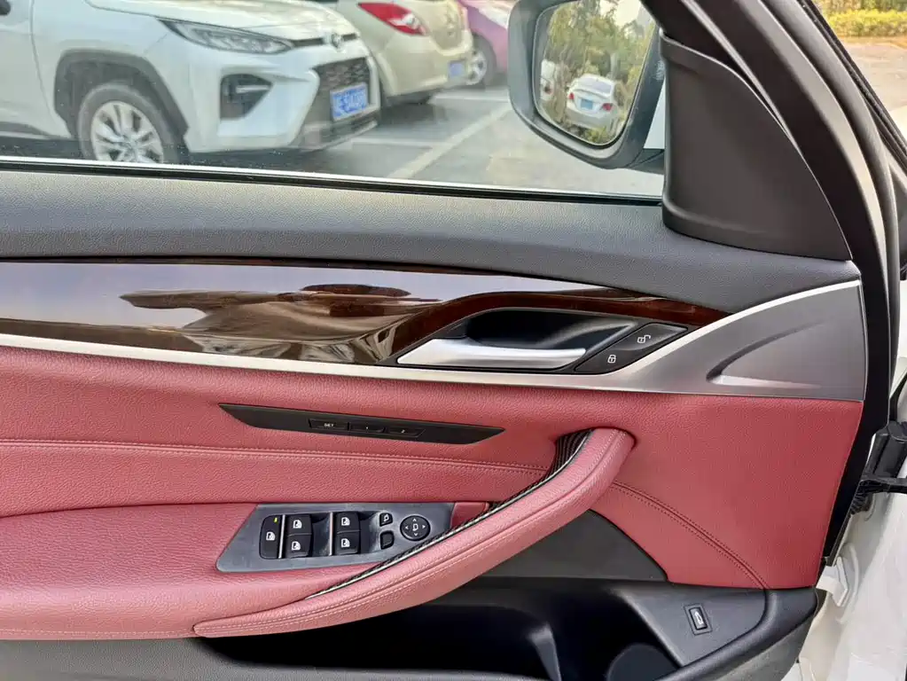 BMW 5 Series 2018 — фото 11