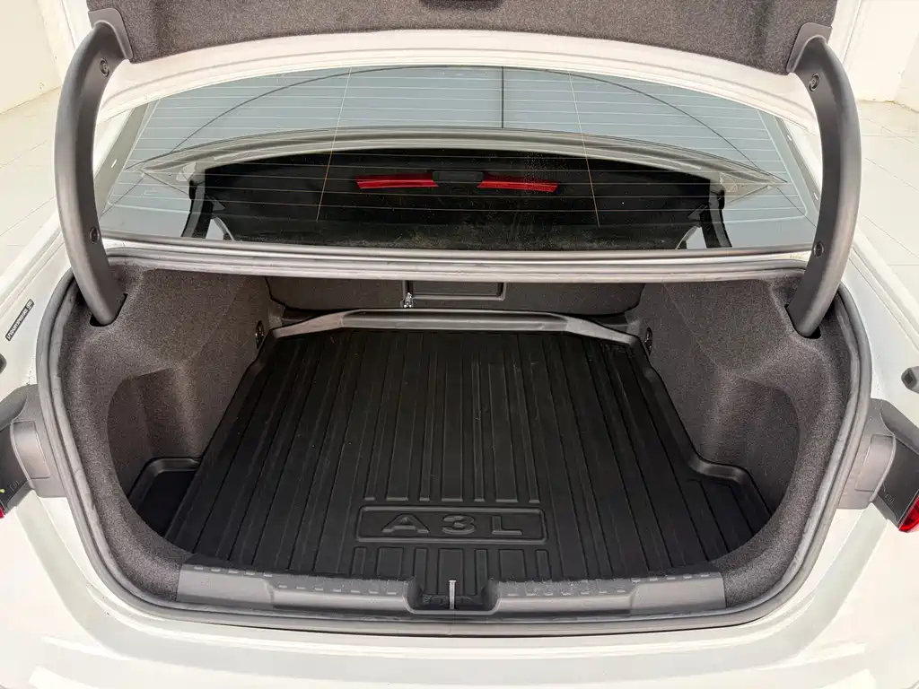 Audi A3 2023 — фото 12