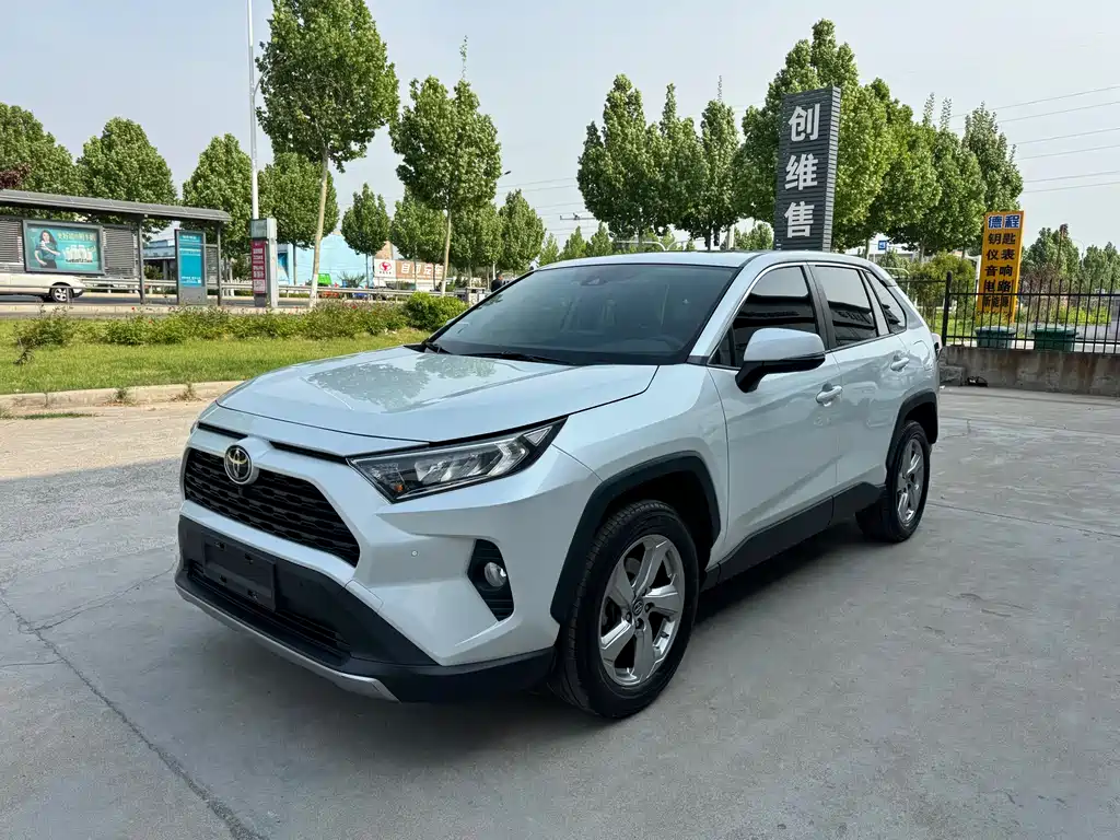 Toyota RAV4 2021 — фото 1