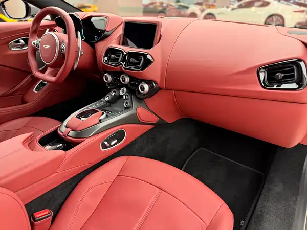 Aston Martin V8 Vantage 2022