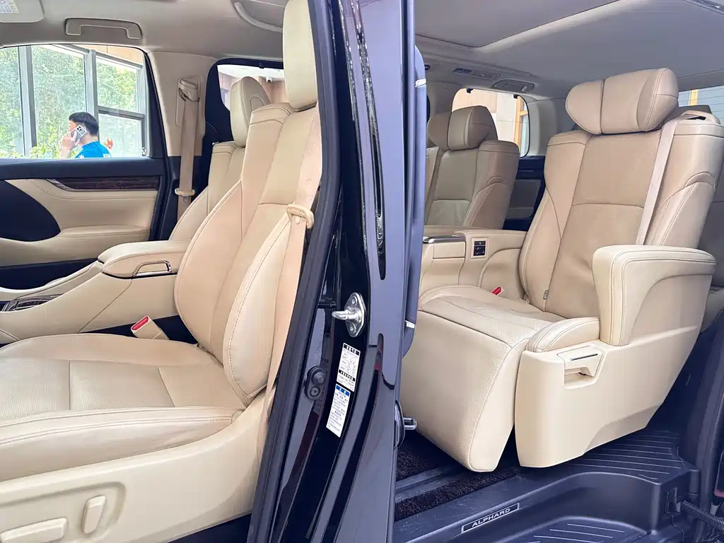 Toyota Alphard 2022 — фото 9