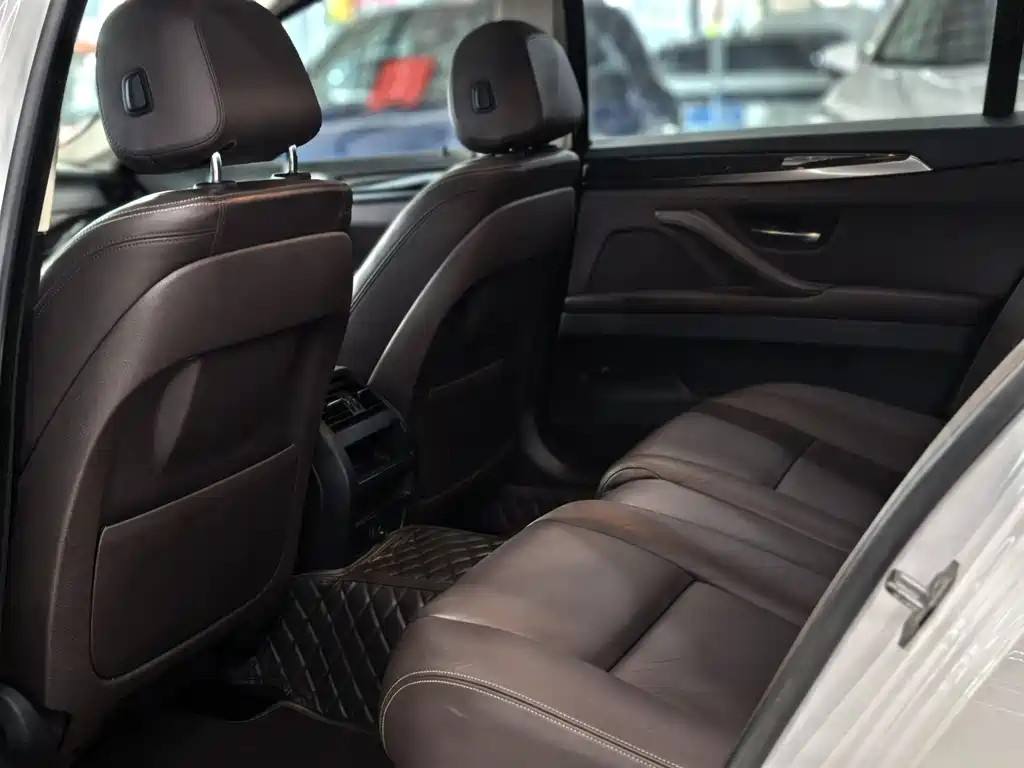 BMW 5 Series 2017 — фото 13