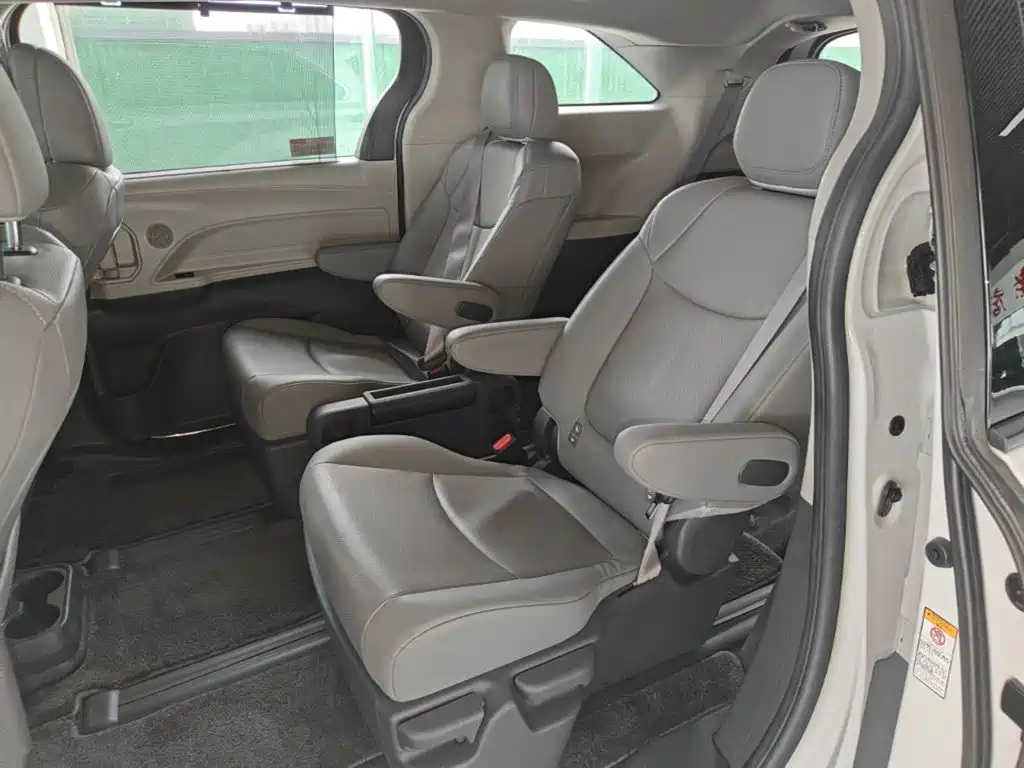 Toyota Sienna 2022 — фото 17
