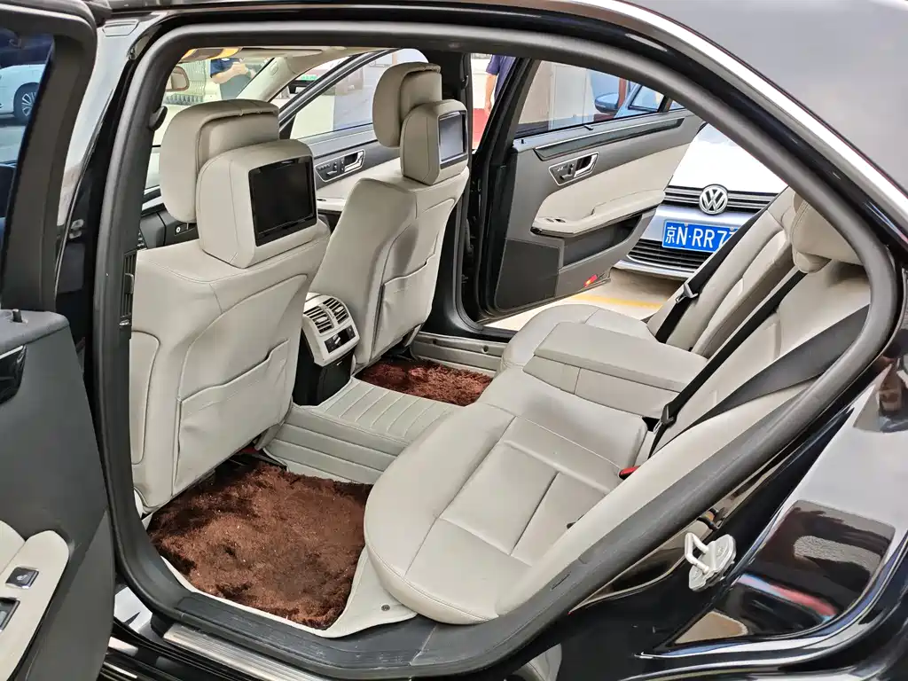 Mercedes-Benz E-Class 2010 — фото 14